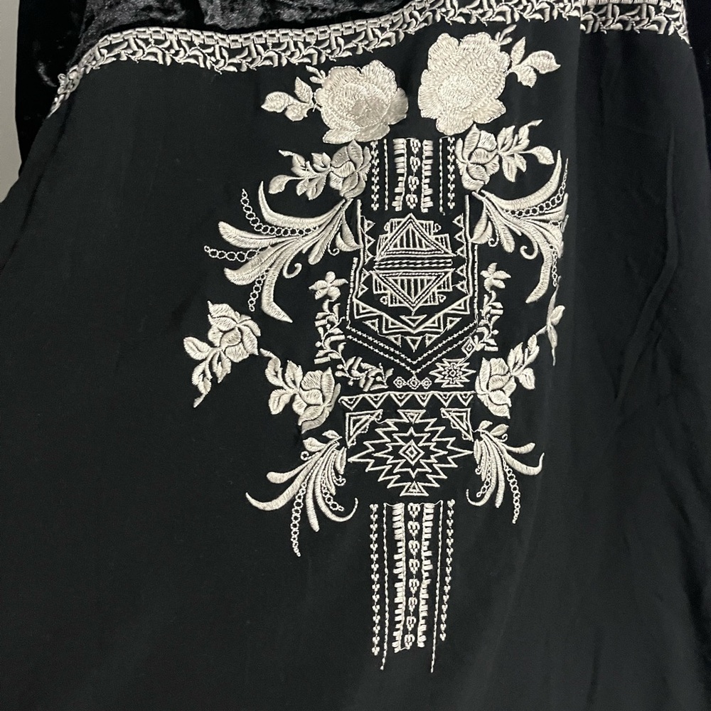 ANDRE BY UNIT Black Velvet Blouse with Silver Details - Picture 4 of 5